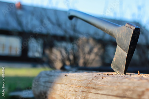 Konstfotografi axe in wood outdoor
