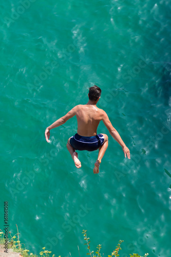 Hombre saltando en el mar photo