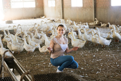 Valokuvatapetti Girl with ducks on farm