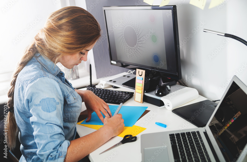 Naklejka premium Artist freelance woman working at home office