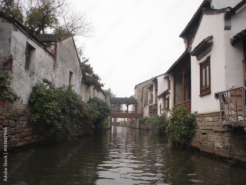 casas en el agua en las montañas de China