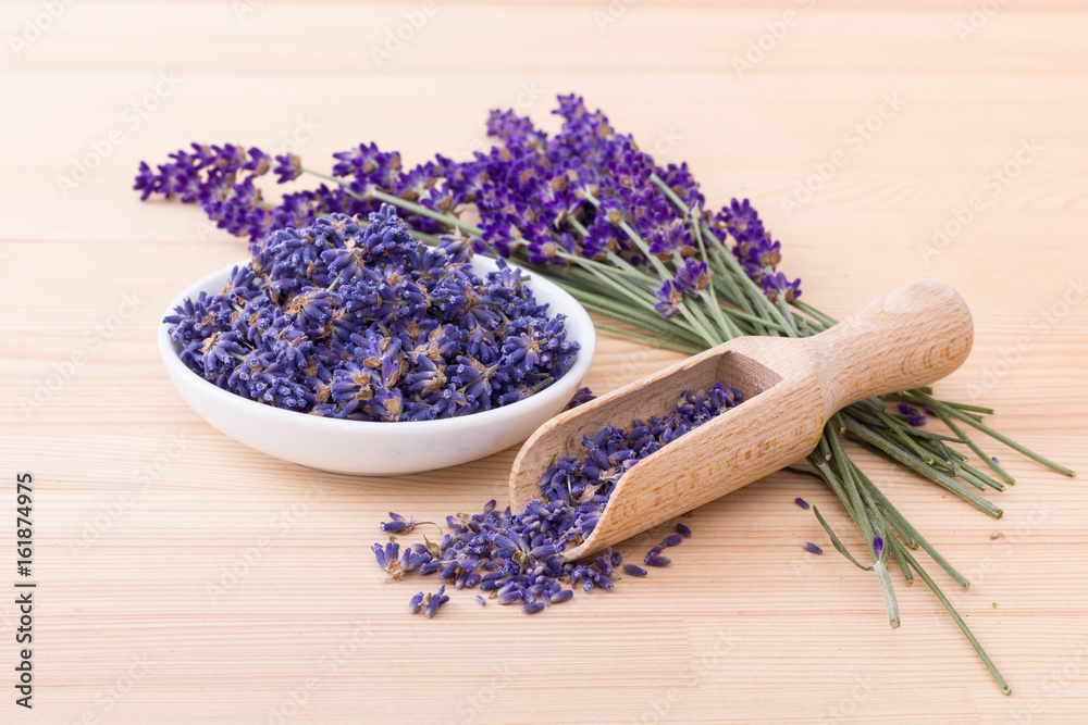 lavender blossoms / Porcelain bowl with dried lavender flowers and bouquet with lavender lavender blossoms / Porcelain bowl with dried lavender flowers and bouquet with lavender