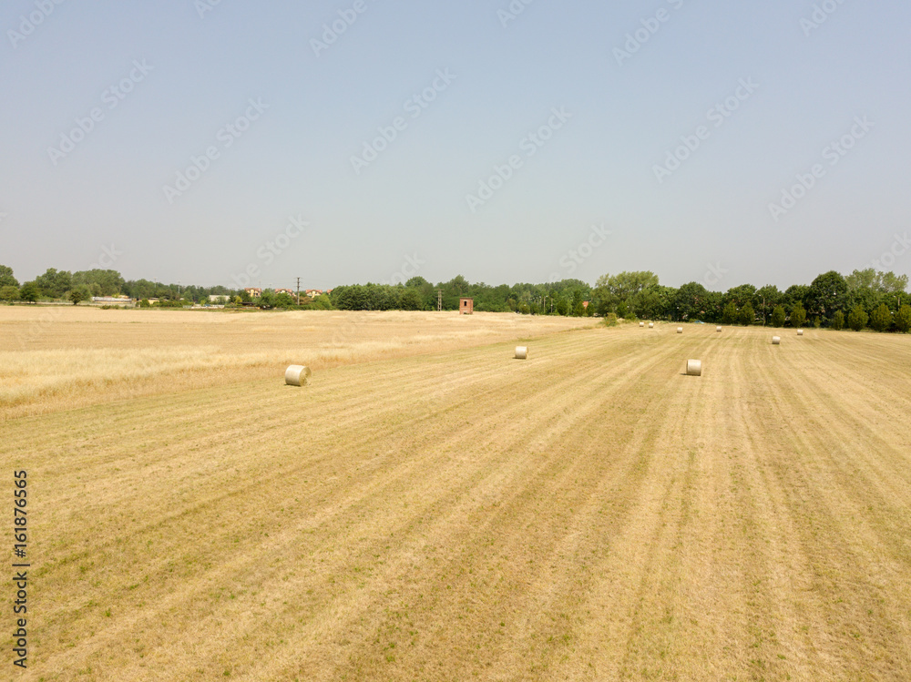 Obraz premium Natura e paesaggio: vista aerea di un campo, campo arato, coltivazione, campagna, agricoltura, covoni di fieno, balle di fieno