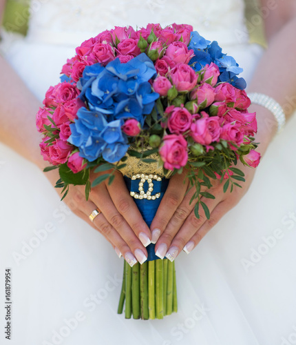  Bouquet of the bride in hands