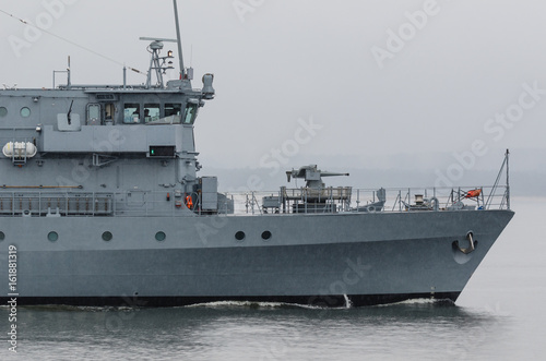 MINEHUNTER - German warship sails into the sea