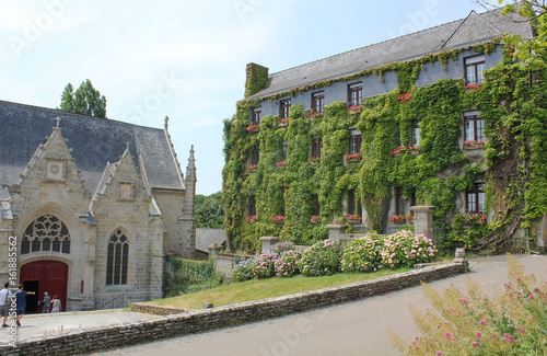 Eglise de Rochefort-en-Terre en Bretagne photo