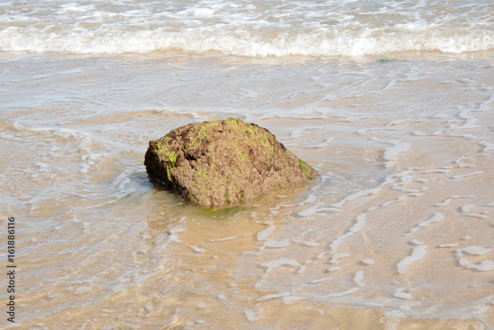 Rocher sur une plage de l'ile de Houat