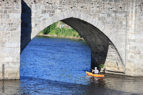 Canoë-kayak sous le pont en arche © natgi