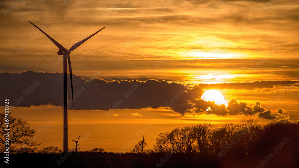Obraz premium Windkraftanlage im Sonnenuntergang