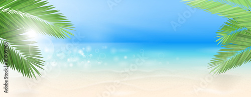 Strand mit Palmen und Meer mit Sonne Hintergrund