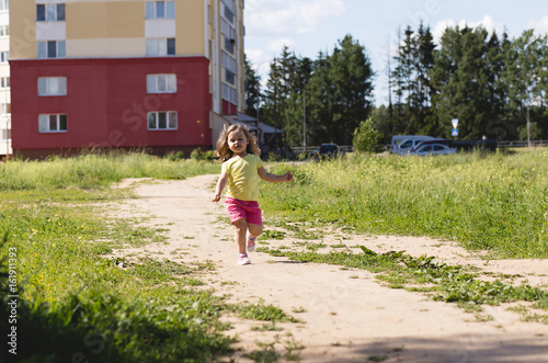 The little girl is running along the road   © Olya Komarova