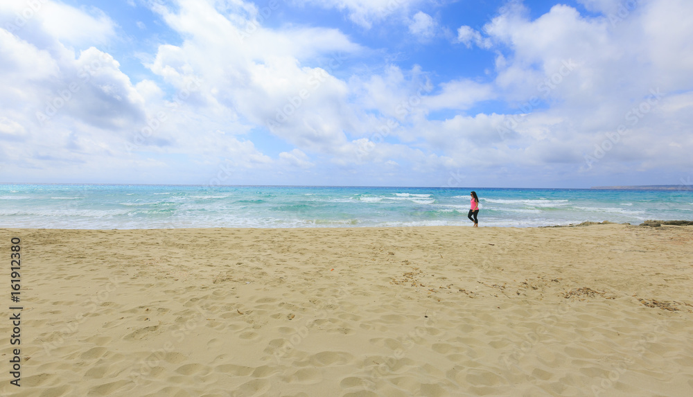 Obraz premium Girl walking on the beach