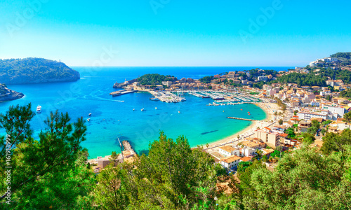 Mallorca Port de Soller Spanien Landschaft mit Mittelmeer, Strand und Booten photo