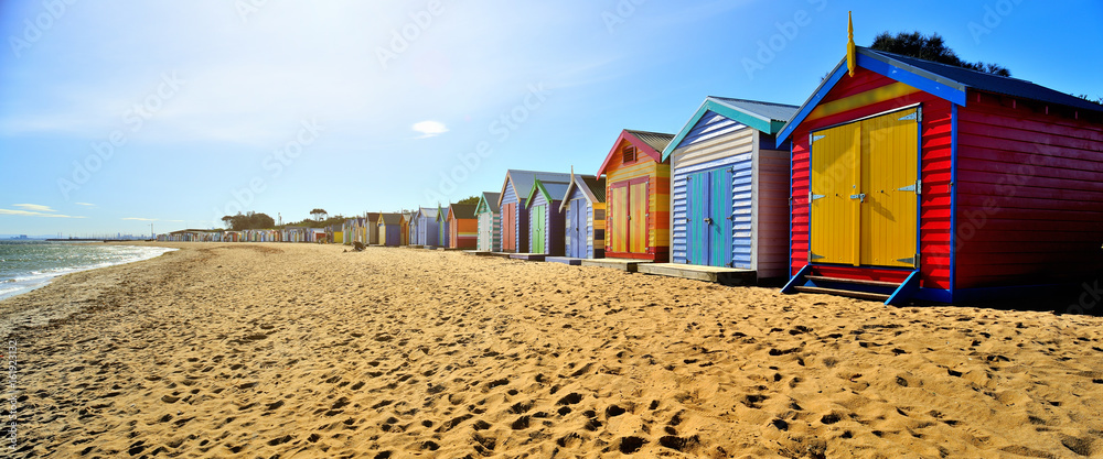 Naklejka premium Brighton Beach Boxes w gorący, słoneczny dzień