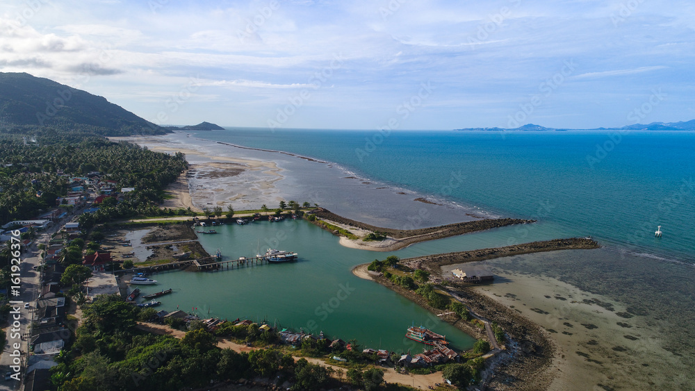Naklejka premium Aerial view of fisherman village marina on the tropical island 
