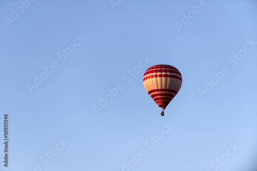 Roter Heissluftbaloon vor blauem himmel © bevisphoto