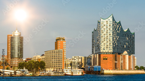 Hafencity in Hamburg im Gegenlicht