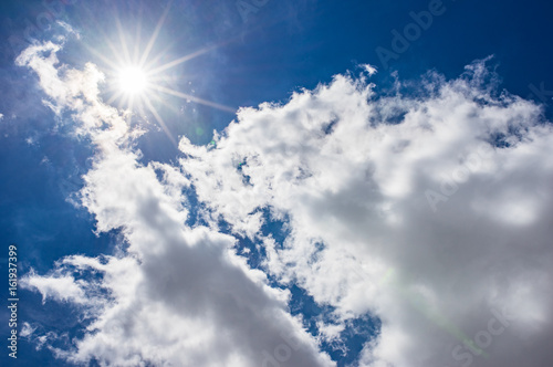 Wolken wei   Himmel wolkig blau mit Sonne und Sonnenstrahlen