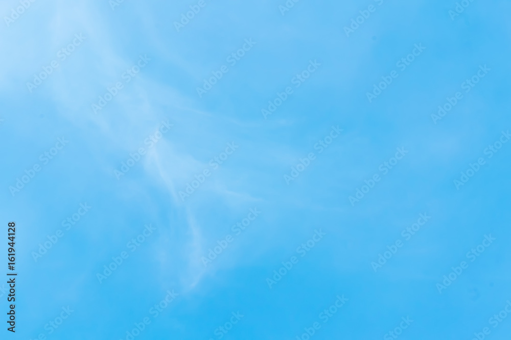 Obraz premium clear blue sky with plain white cloud with space for text