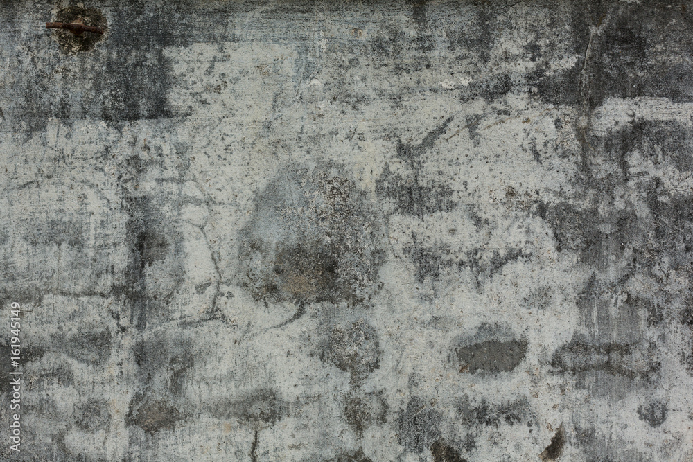 Verwitterte alte Mauer mit dunklen Flecken Verwitterte alte Mauer mit dunklen Flecken