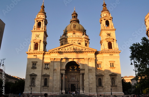 St.-Stephans-Basilika auf dem Stephansplatz im Abendlicht