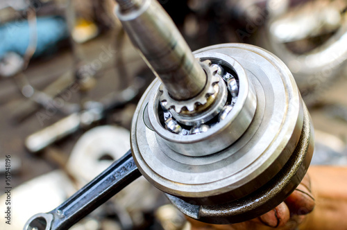 Obraz na płótnie Stainless ball bearing on drive shaft w salonie