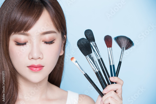 woman take makeup brush
