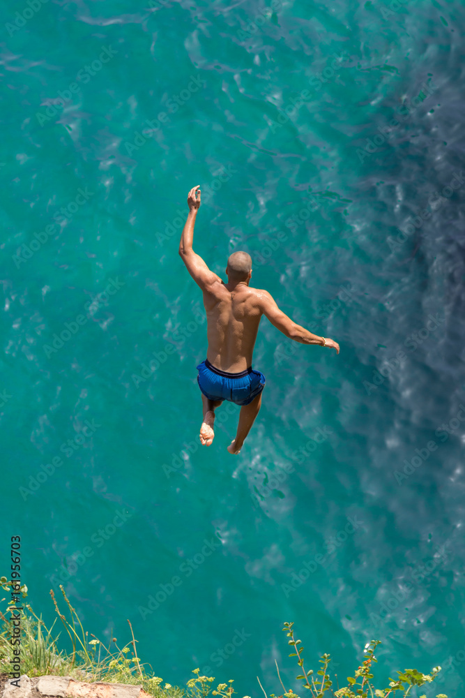 HOmbre saltando en el mar