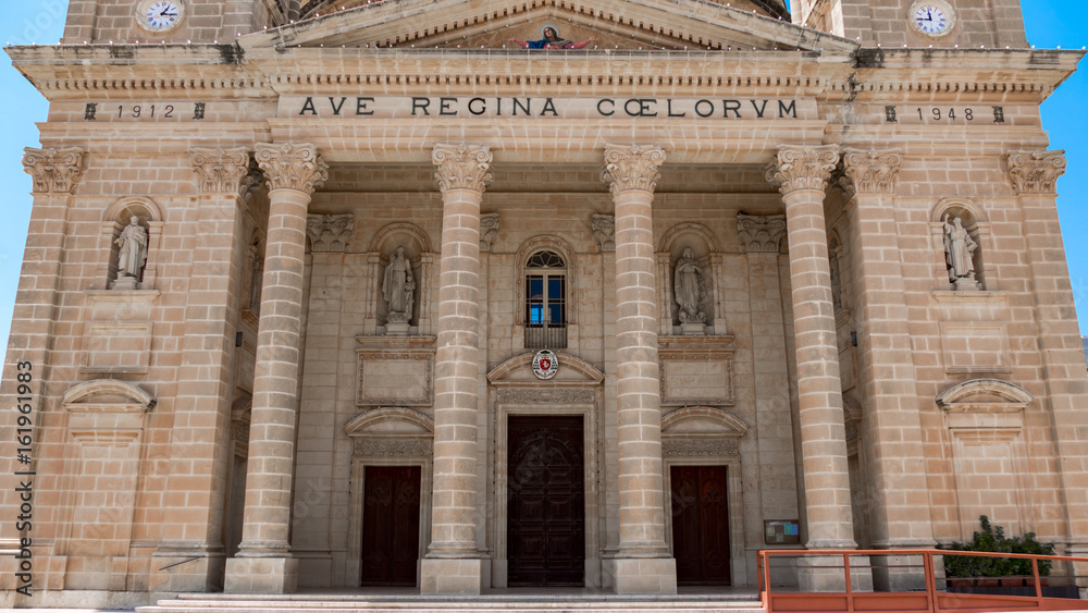 Fototapeta premium Rotunda Dome Kirche mit Säulen auf Malta
