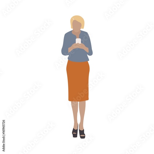 Frau mit Rock schaut auf ihr Smartphone