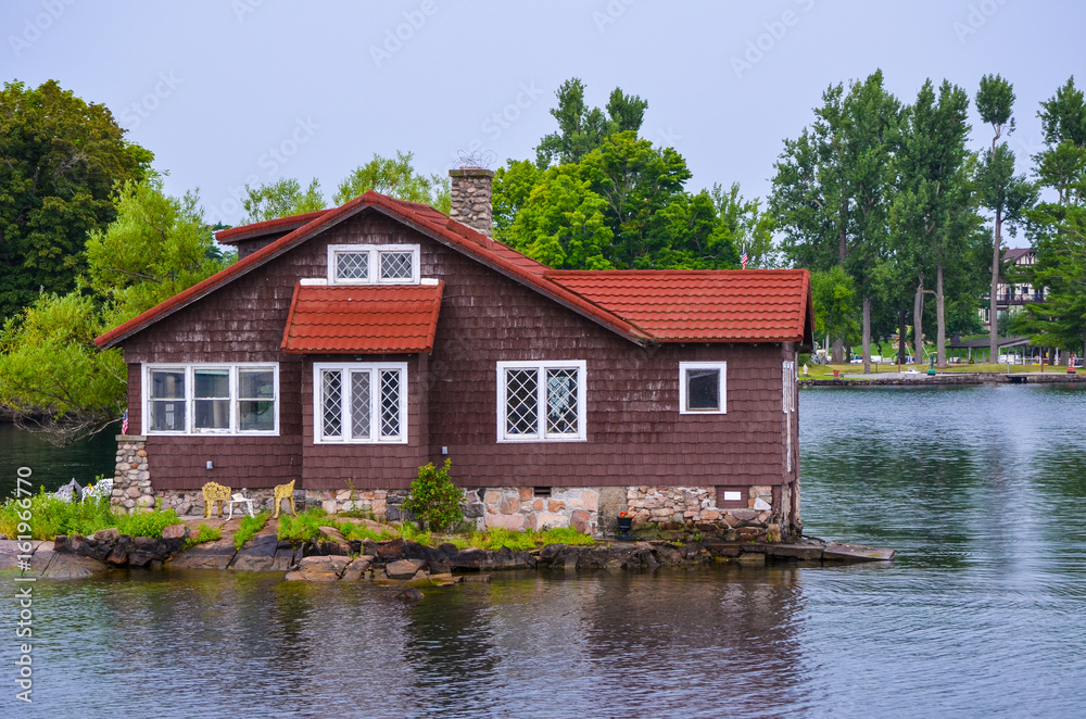 Obraz premium A house in the middle of an island