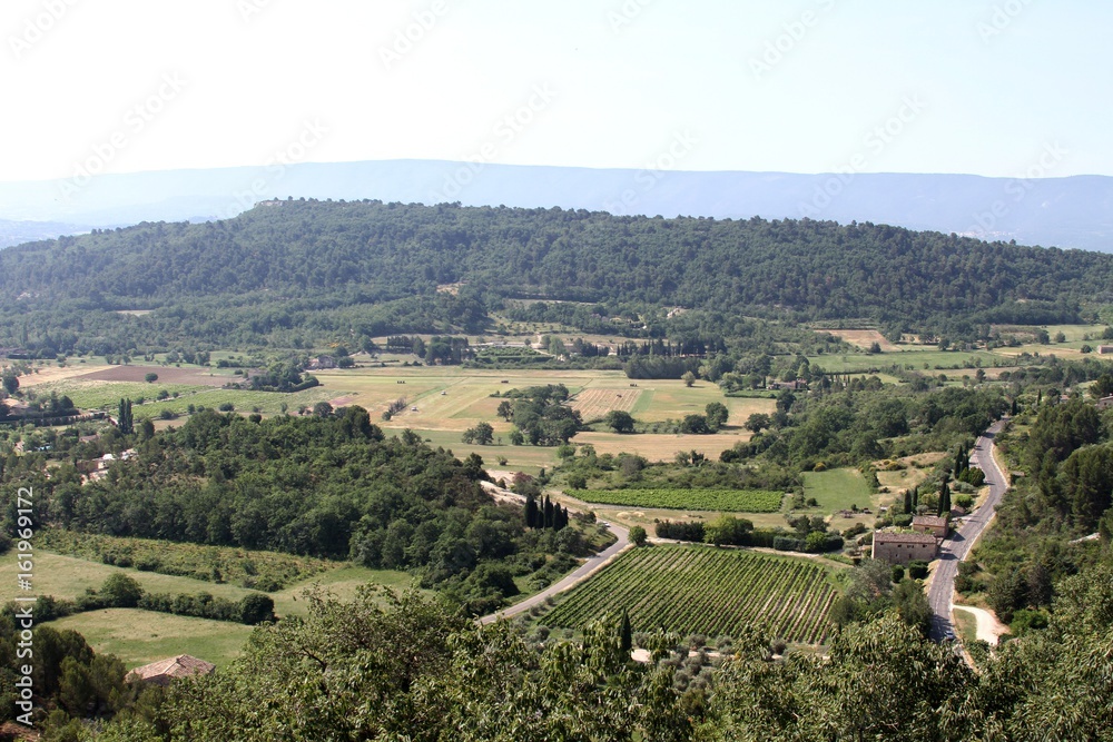 vue sur les monts du Vaucluse et les cultures du Luberon