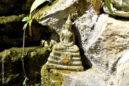 Estatua de Buda tailandes en postura de meditacion
