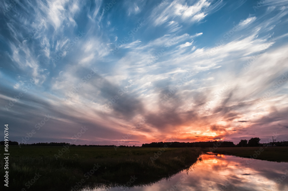 Obraz premium bright colorful sunset, sunlight, clouds, epic,