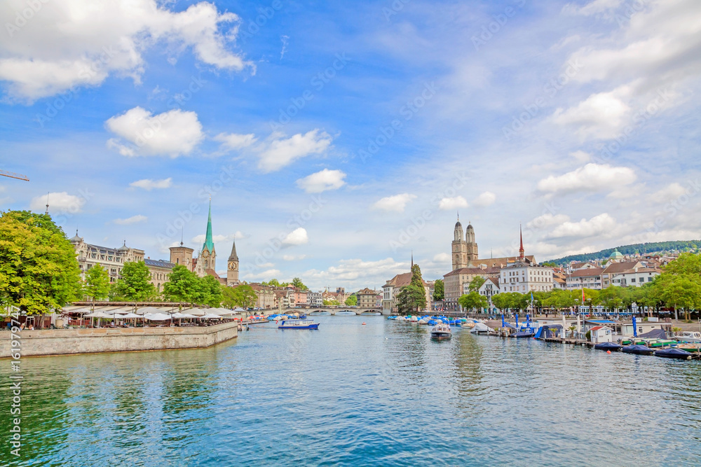 Fototapeta premium Zurich panorama with Grossmunster, Fraumunster and Sankt Peter from Quaibrucke