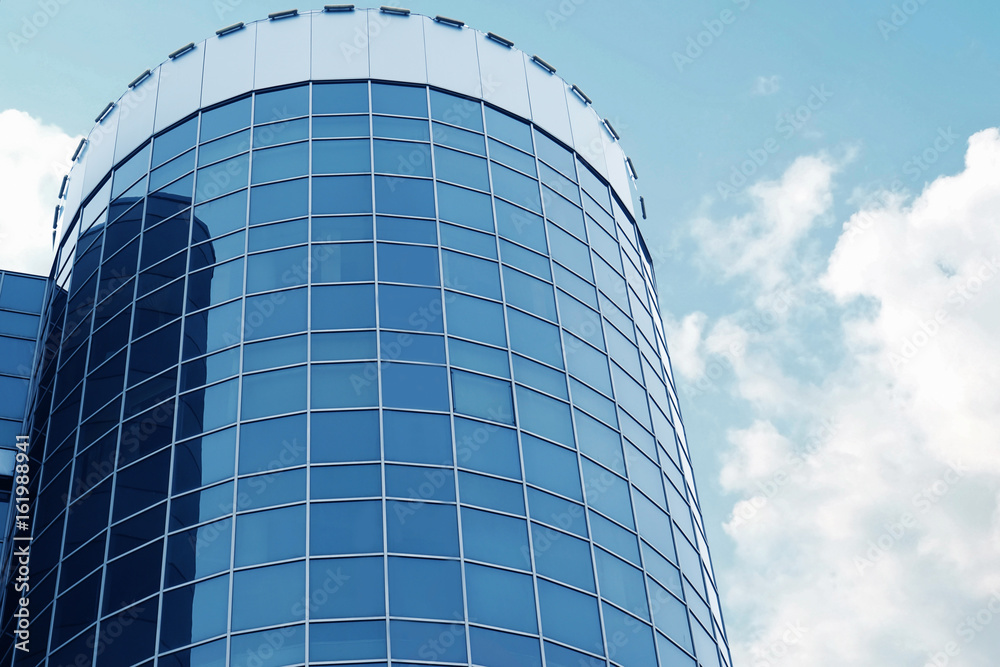 Obraz premium Modern skyscraper with tinted windows