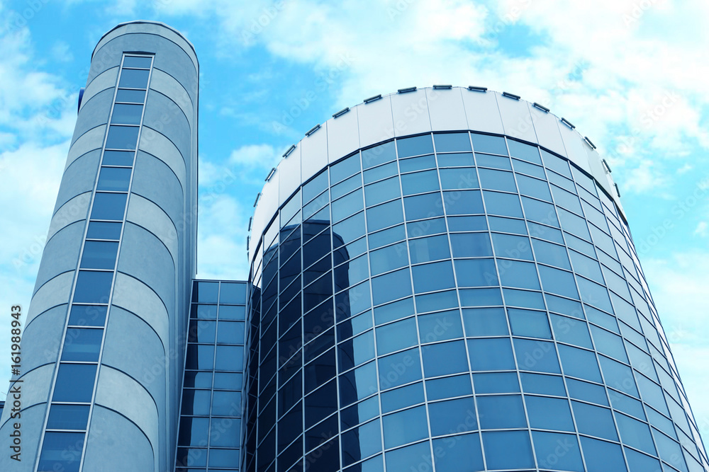 Obraz premium Modern skyscraper with tinted windows