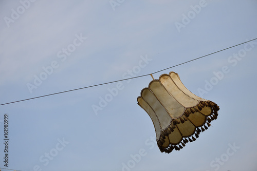 Lampenschirm im Wind photo