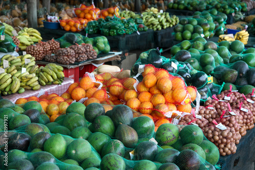 Markt mit buntem, frischem Obst in Südafrika