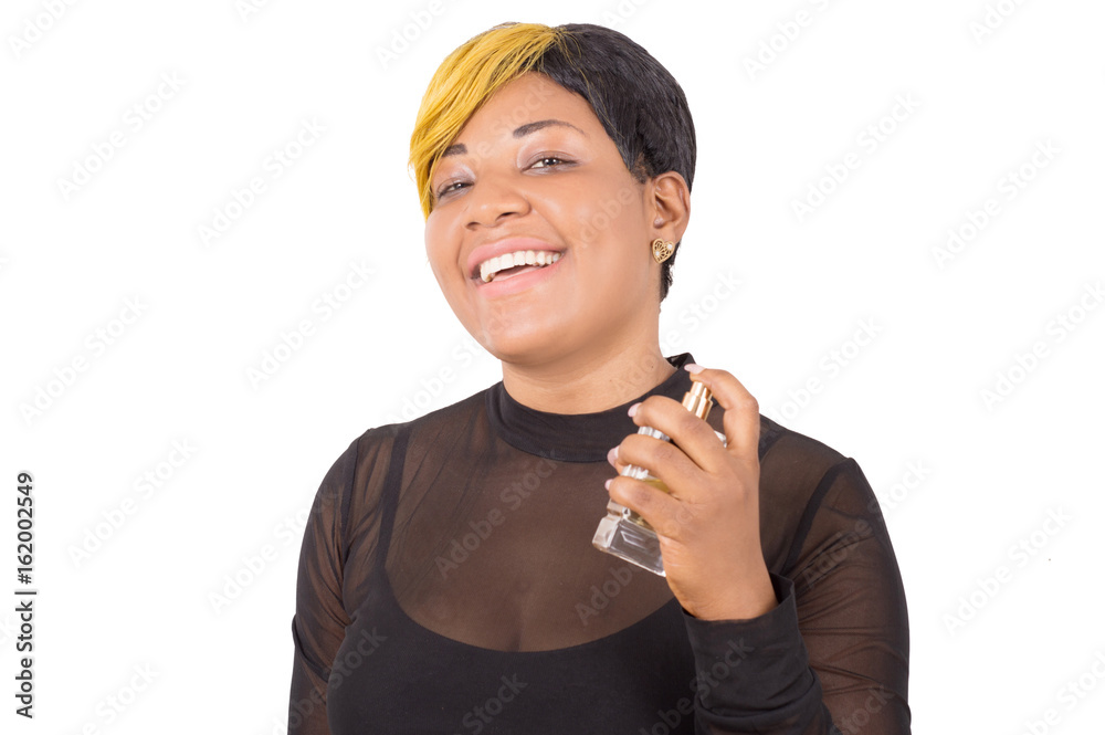 femme joyeuse pulvérisant du parfum sur son cou femme joyeuse pulvérisant du parfum sur son cou