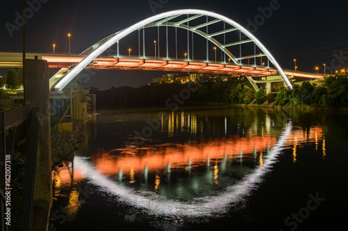 Fototapeta Naklejka Na Ścianę i Meble -  Nashville arch bridge reflection