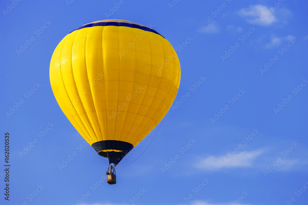 Naklejka premium Yellow balloon in blue sky