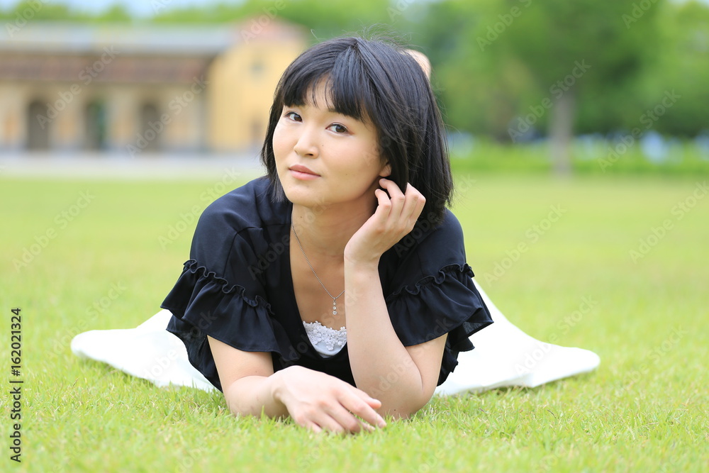 芝生の広場と女性