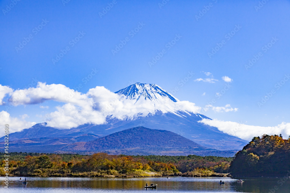 精進湖で見る秋の富士山