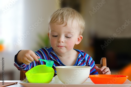 Canvas Print Toddler playing with water bowl activity