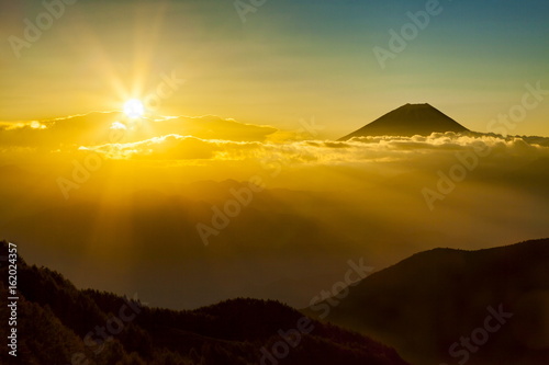 富士山と日の出、山梨県甘利山にて