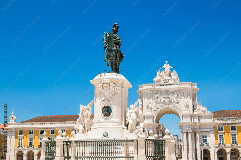 Obraz premium Equestrian statue of king Jose I on Commerce Plaza in Lisbon, Portugal, by sculptor Machado de Castro in 1775. 