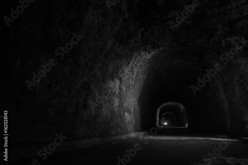 Tunnel nella montagna con luce incidente photo