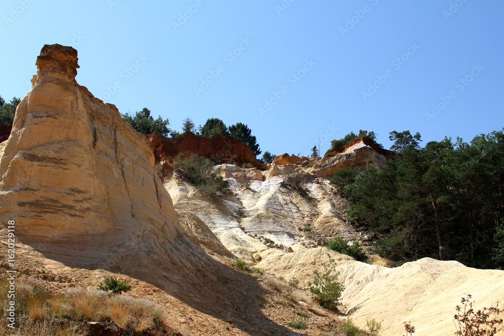Fototapeta premium Le Colorado provençal de Rustrel en Provence dans le Vaucluse