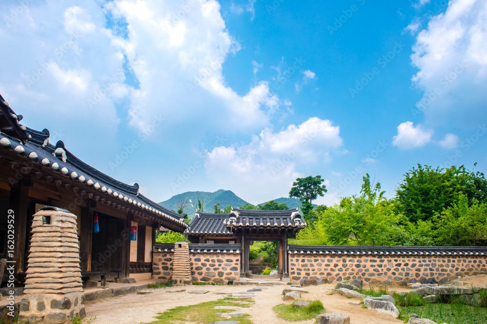 한국 아산시 외암민속마을의 전통 한옥 Stock Photo | Adobe Stock